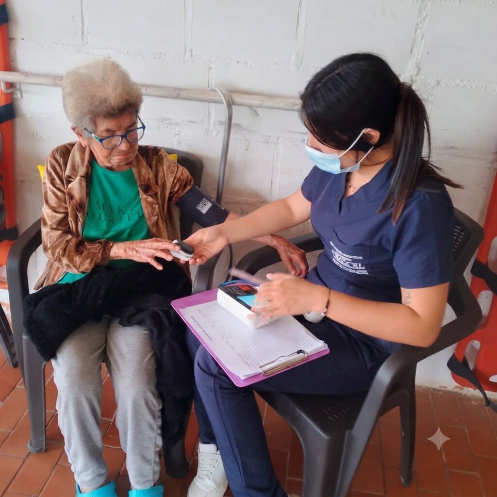 Enfermera del equipo de FHAMN tomando signos vitales a una residente